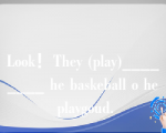 Look！They (play)________ he baskeball o he playgoud.